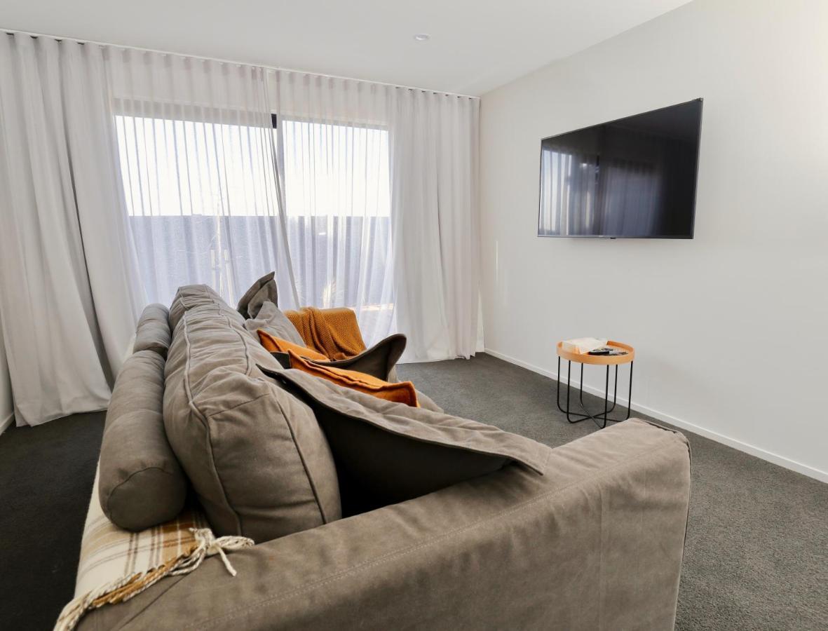 Lake House - Te Anau Holiday Home Екстер'єр фото